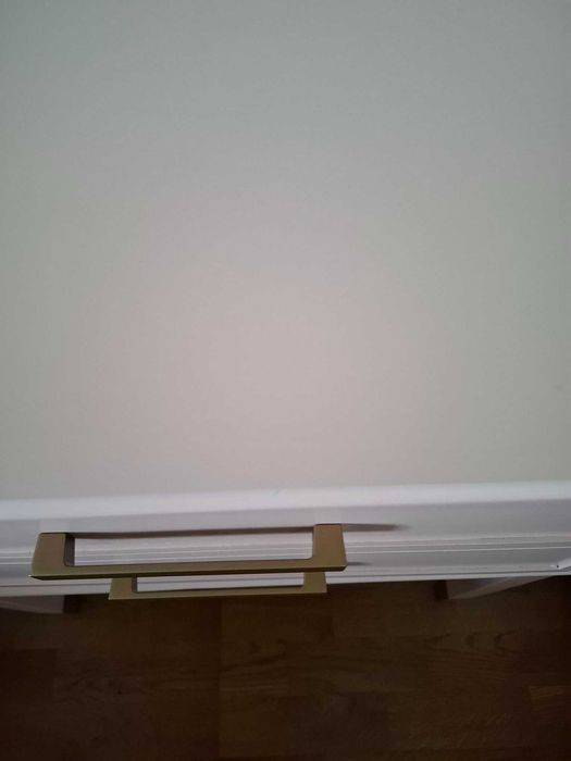 Elegancki różowy stolik nocny