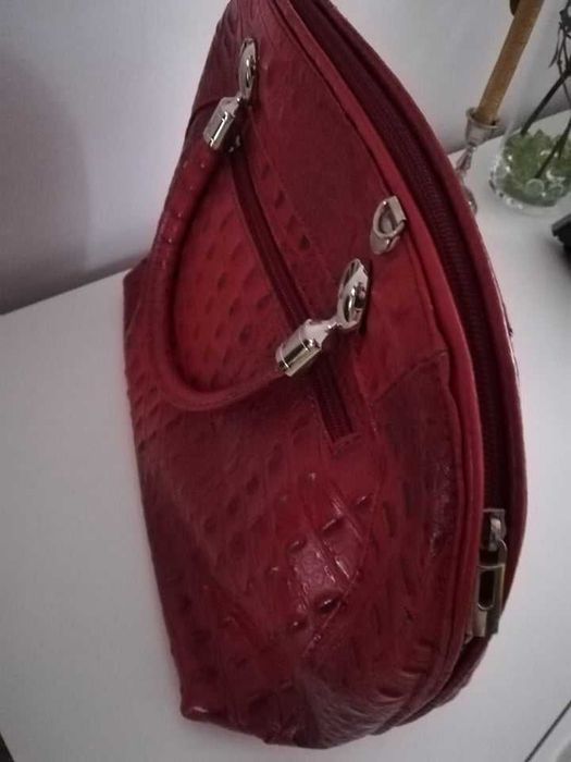 Elegancka torebka czerwona do ręki lub na ramię z paskiem