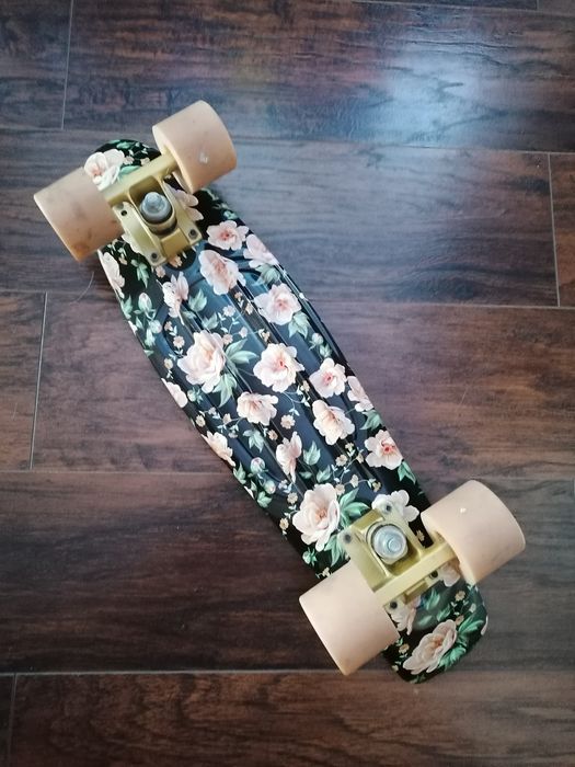 Deskorolka ze spodem w kwiaty