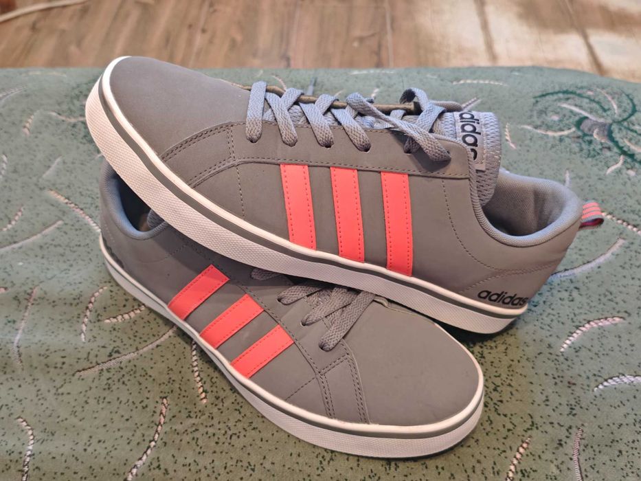 Кроссовки Adidas (оригинал) фирменные размер-44 стелька- 28см.