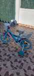 Bicicleta infantil Frozen – com rodinhas, cesto e banco extra