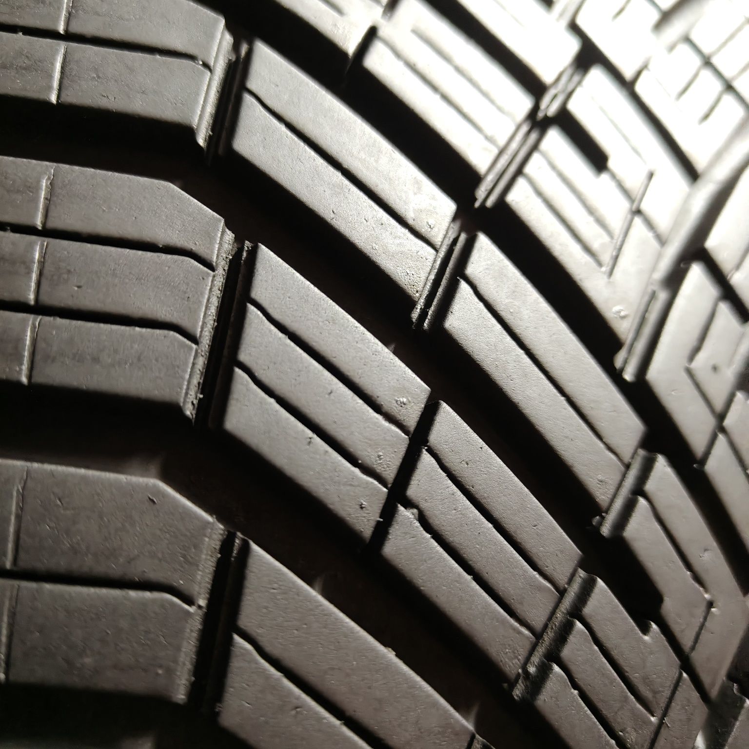 255/45/19 XL Sprzedam komplet opon całorocznych Continental