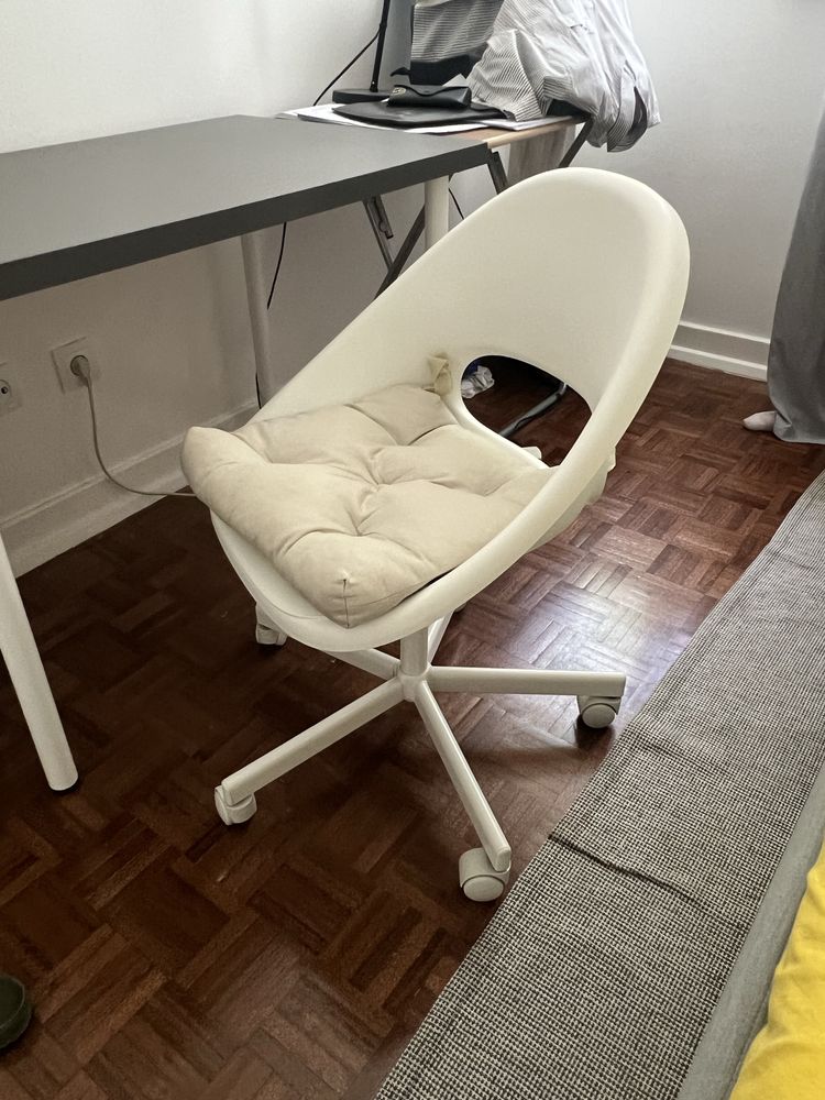 Vendo secretária cinzeta com cadeira incluida