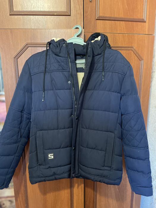 Синя чоловіча куртка.