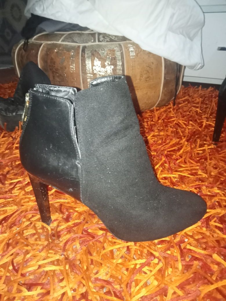 Botas pretas em boa condição