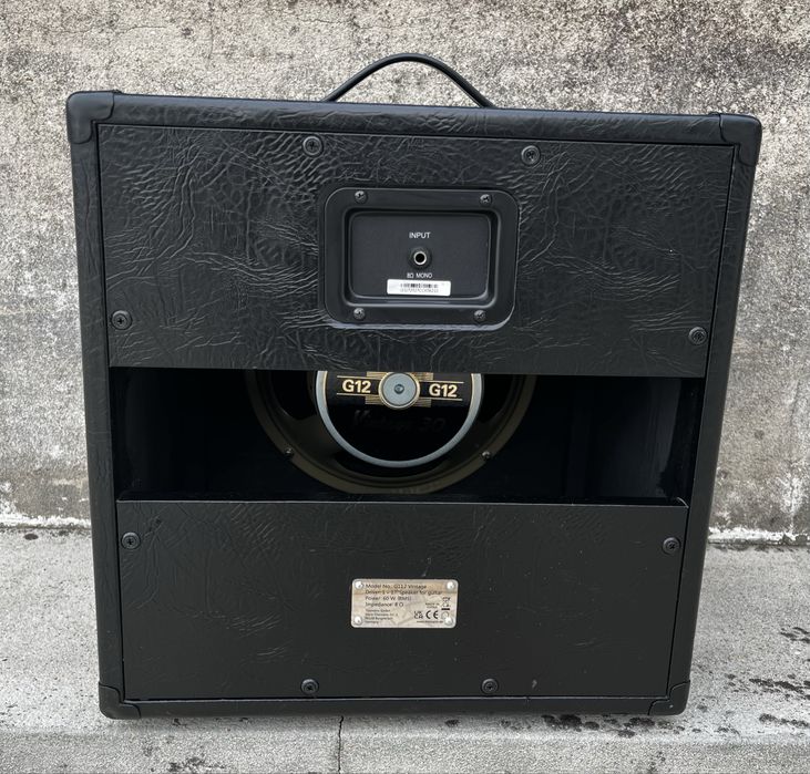 Coluna 1x12 Harley Benton com Celestion V30 e capa