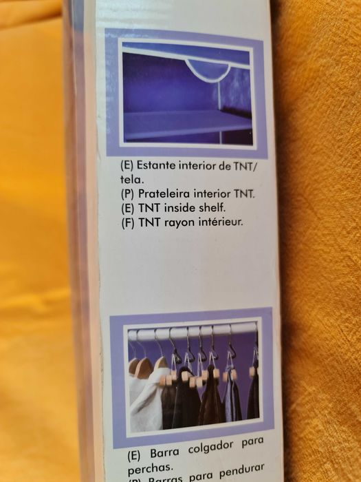 Roupeiro em tecido e estrutura tubular interna