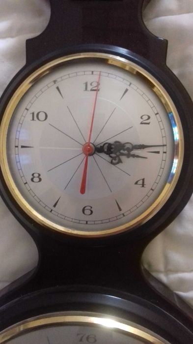 Antiga peca com varios indicadores de tempo