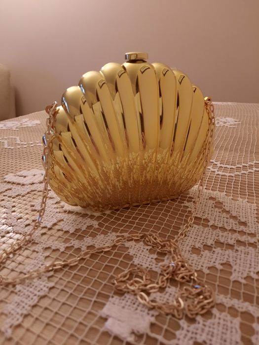 Torebka złota w kształcie muszli