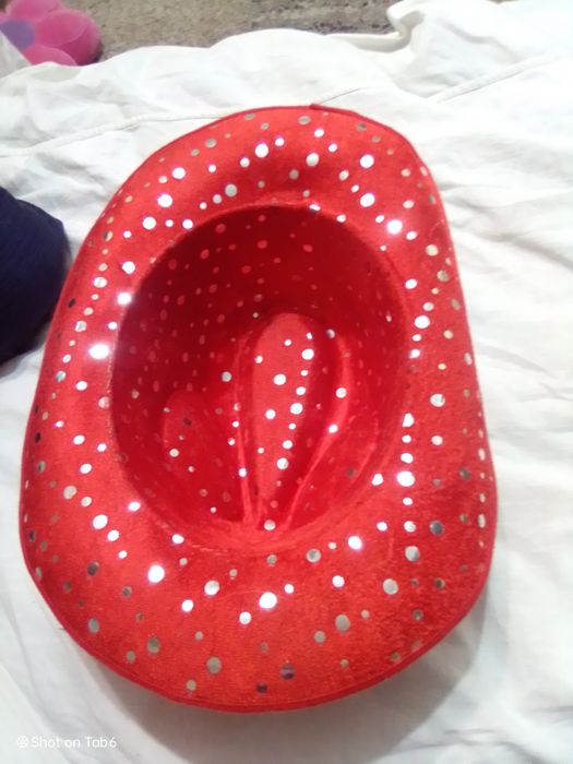 Продам 2 червоні шляпи