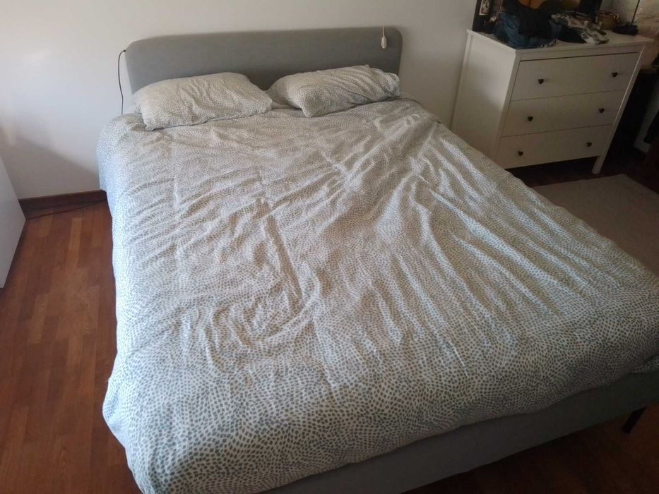 cama estofada cinza claro + colchao