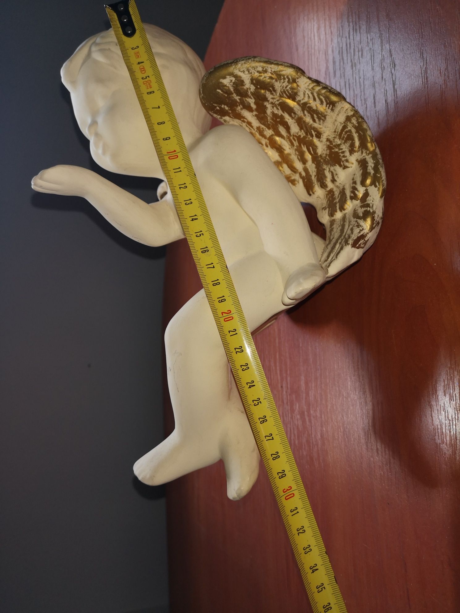 Figurka aniołek siedzący na półkę ok. 29cm.