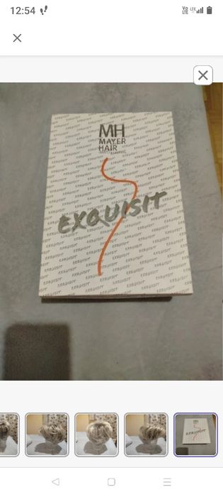 Nowa peruka, wyjątkowy cel  raty za pomnik dla mamy