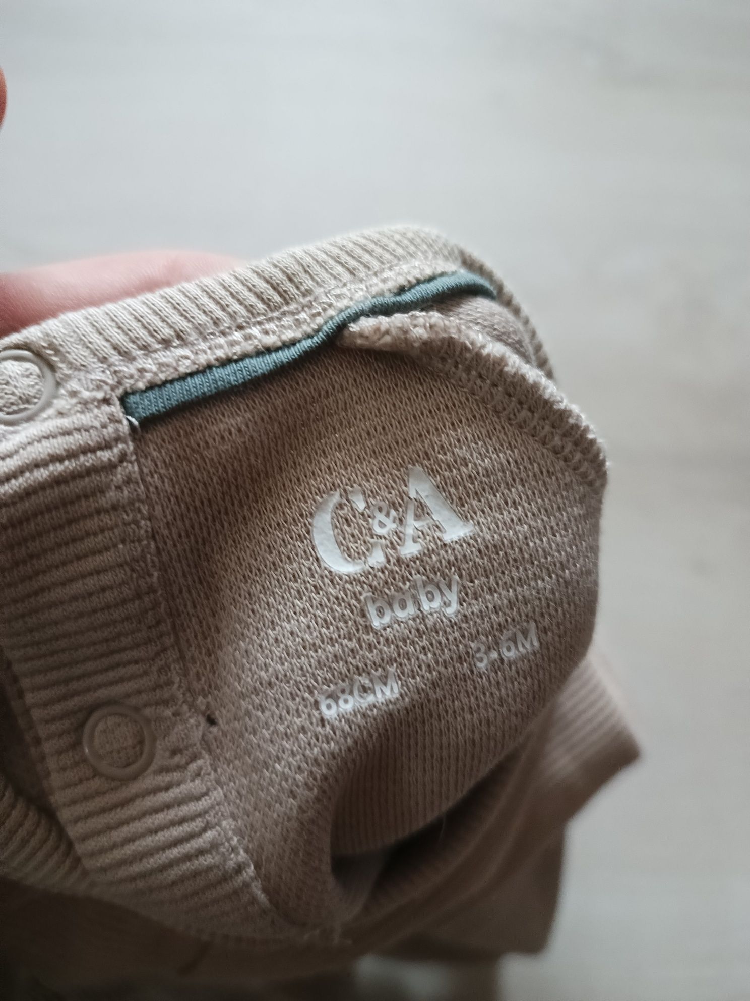 Beżowy komplet C&A, rozmiar 68 – bluza i spodnie
