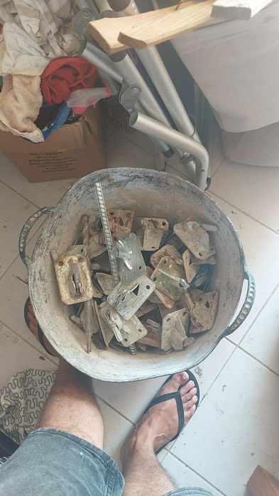 Vendo um balde grande cheio de castanhas de confraguem