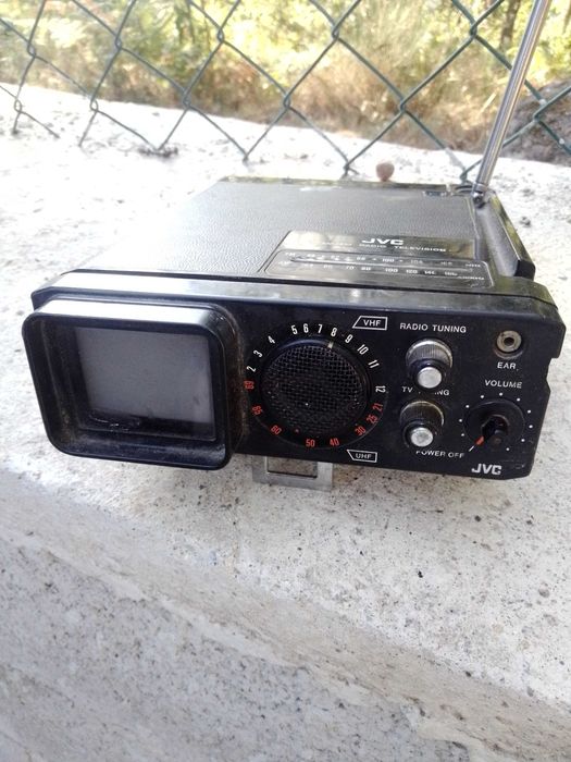 Radio JVC antigo com televisão