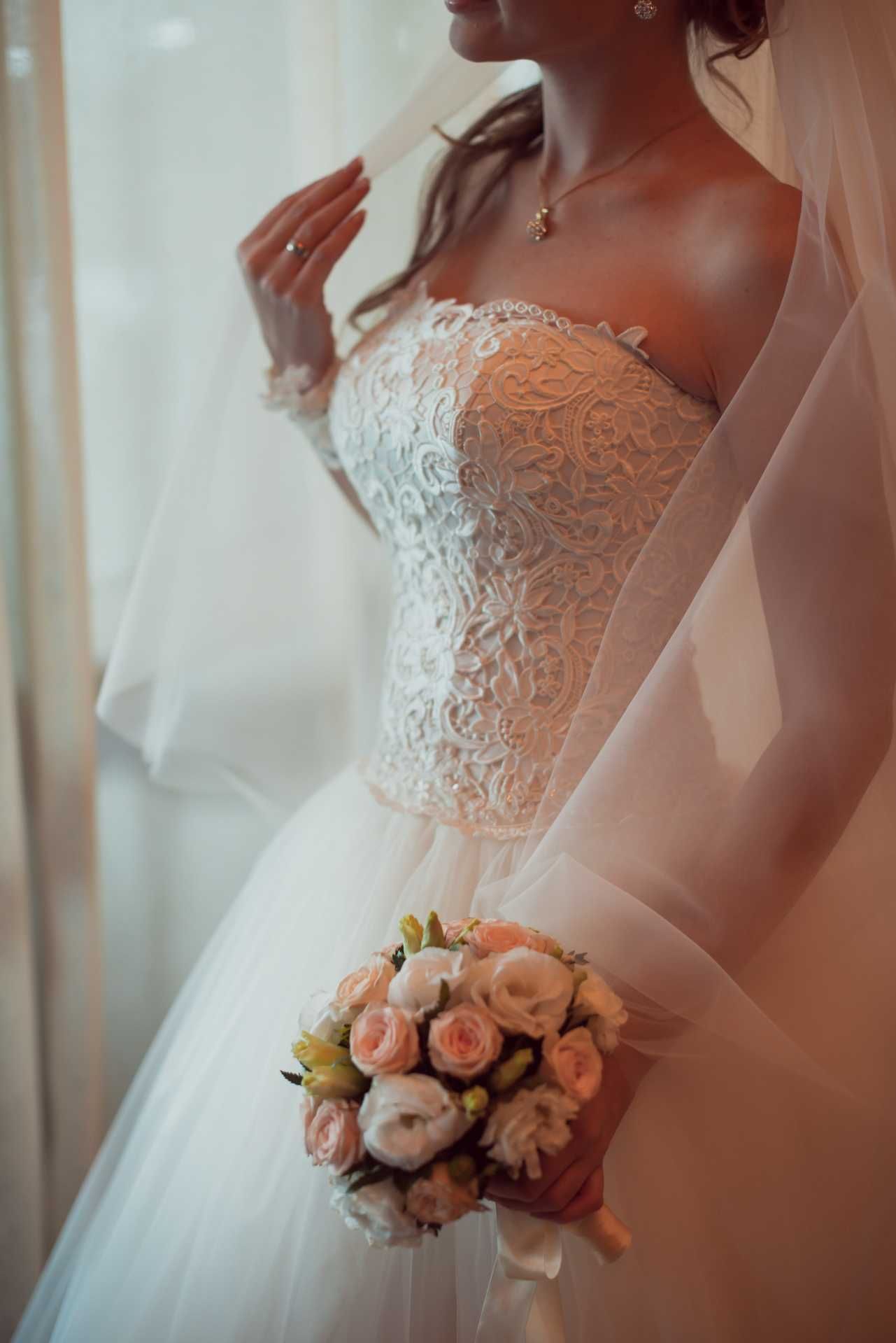 Продам шикарное свадебное платье с итальянским кружевом. Р.42-44.