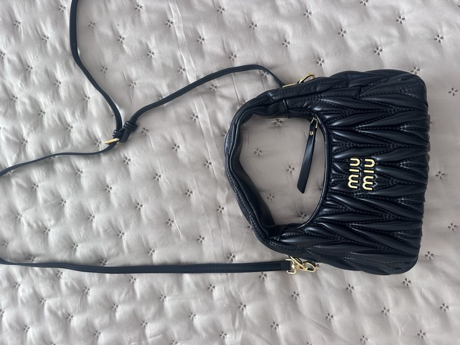 Carteira/ Bolsa/ clutch miu miu preta