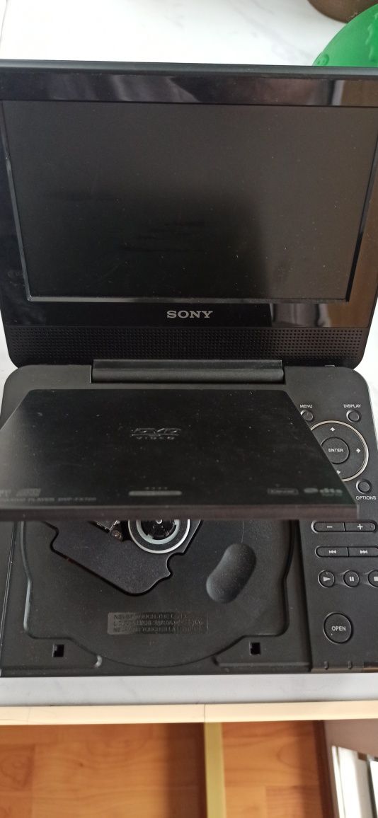 Портативний DVD player DVP-FX720
