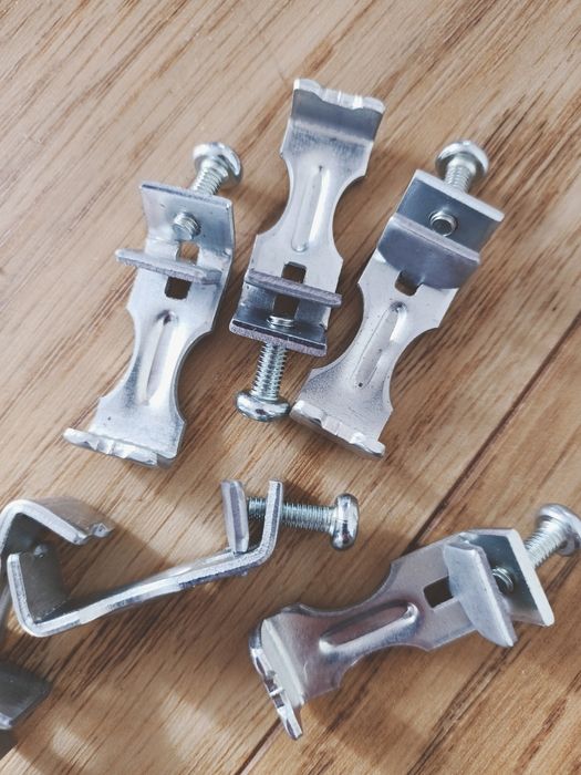 Łącznik metalowy spinacz do ościeżnic drzwiowych
