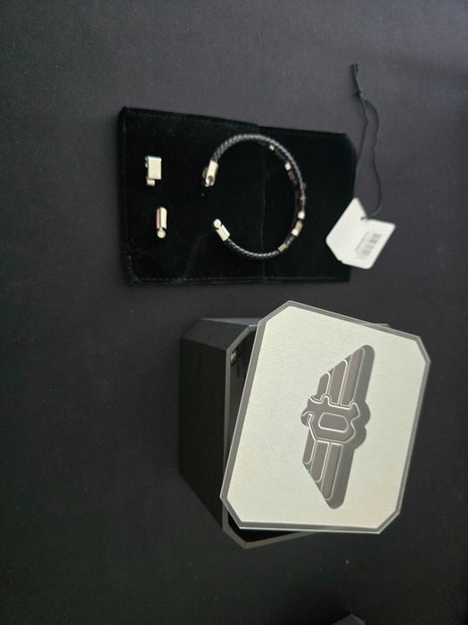 Pulseira Police - couro com pequenos detalhes