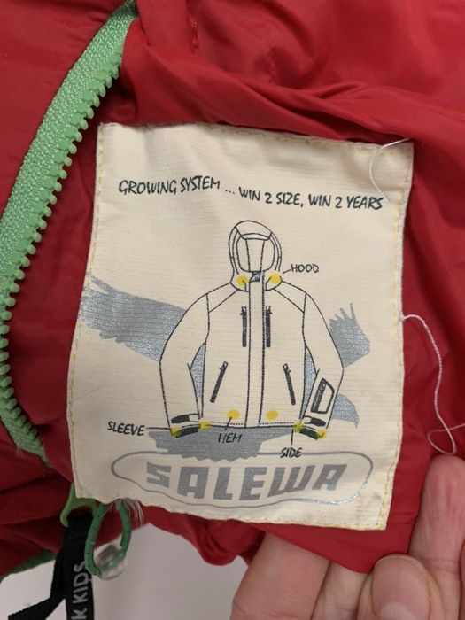 Salewa пуховик двухсторонний на 7-10 лет.