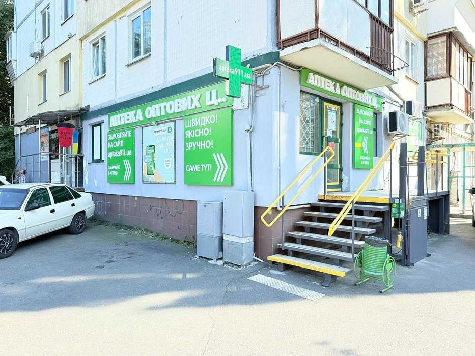 Солом'янська 36, магазин 55м. Поруч трансп. зупинка, перехід, АТБ