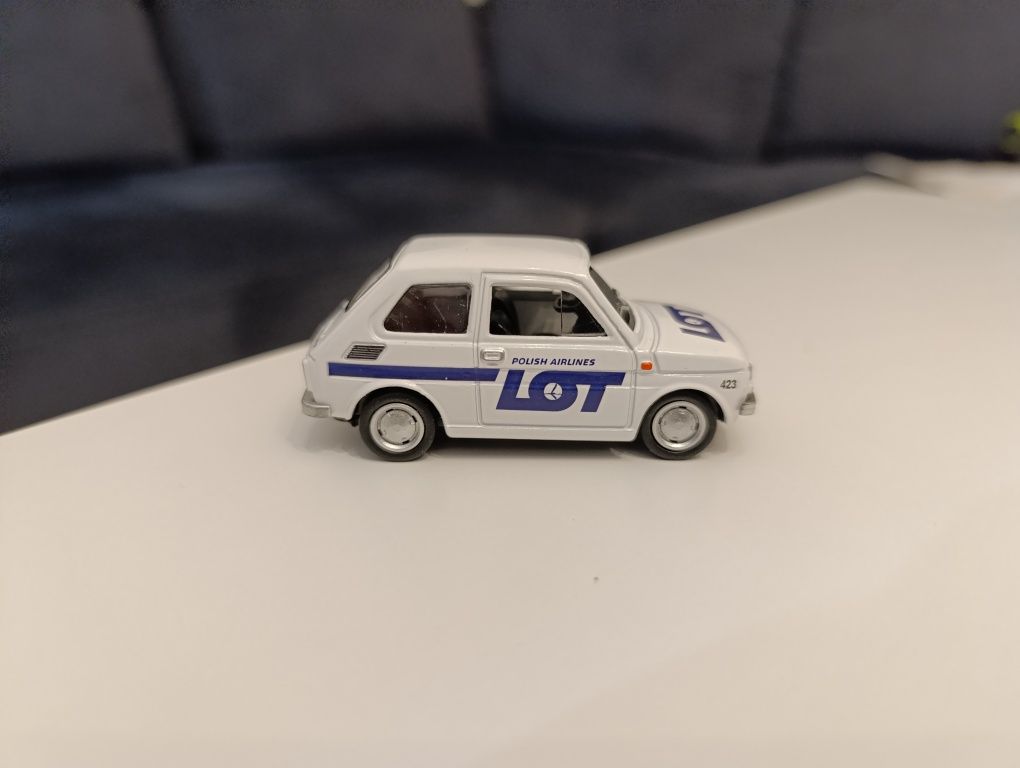 Samochód PRL model Fiat 126p resorak PLL LOT lotniskowy samochód obsłu