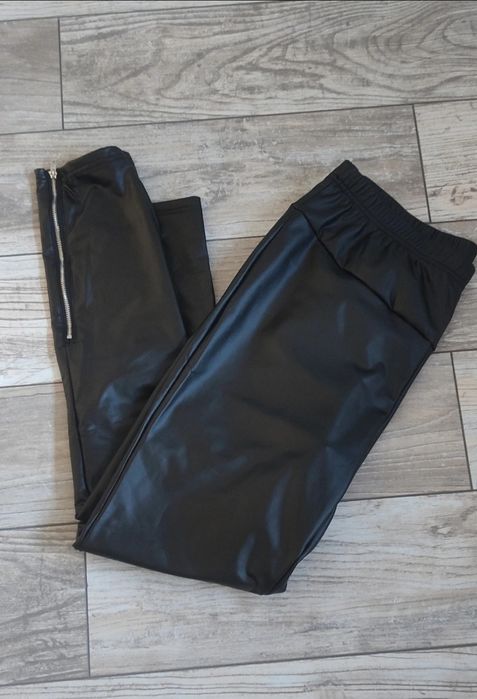 Nowe legginsy woskowane z ozdobnymi zamkami po bokach L