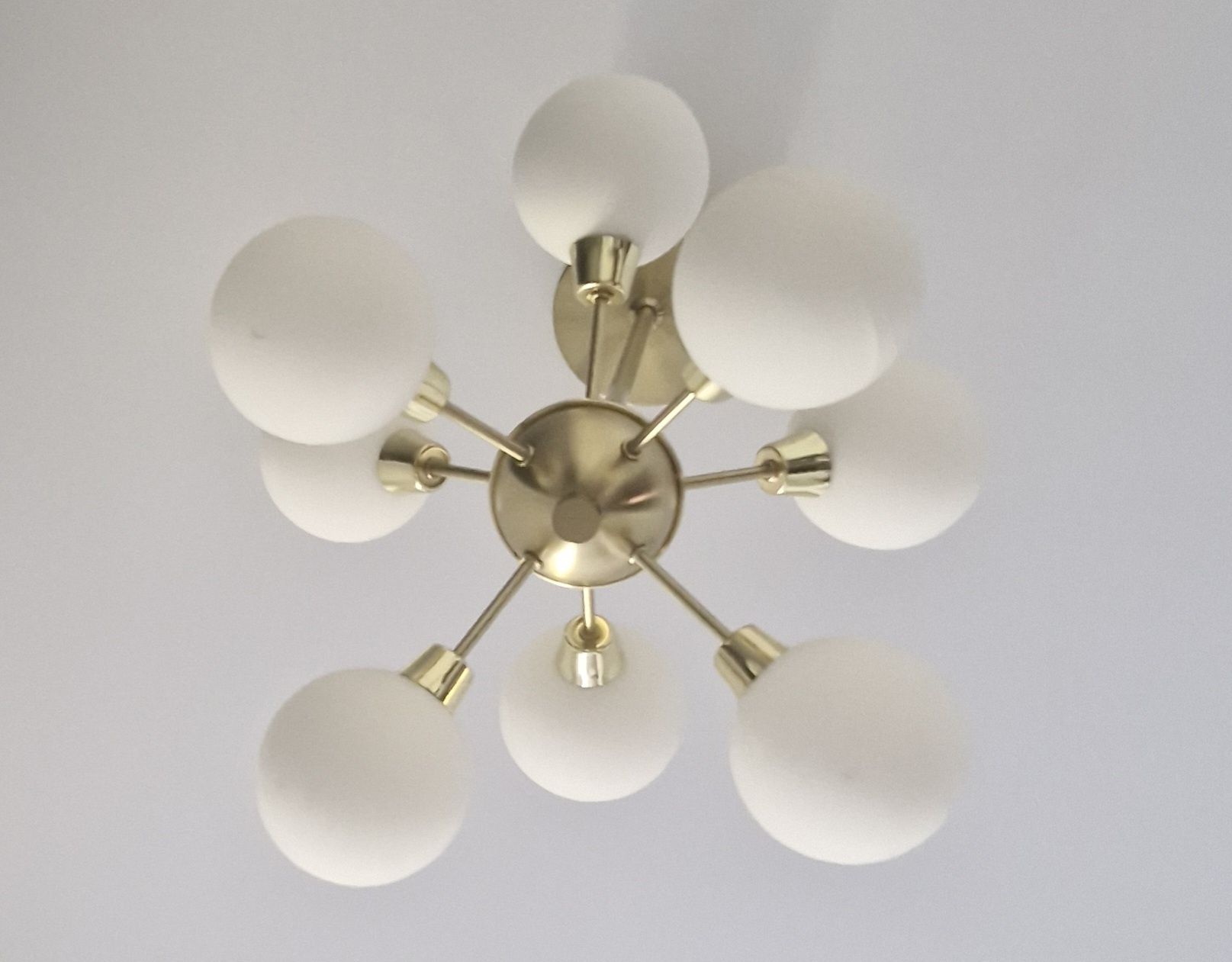 Lampa sufitowa Honsel z 12  i 8 białymi kloszami/kulami