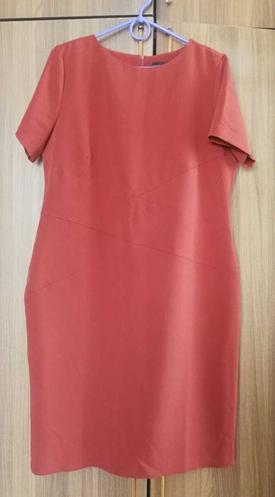 Плаття-футляр теракотового кольору.