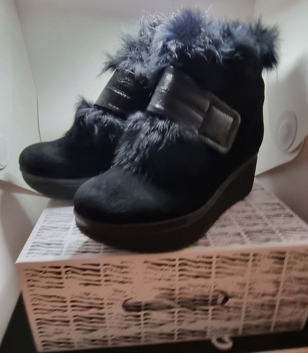 Продам женские замшевые ботинки 40/41