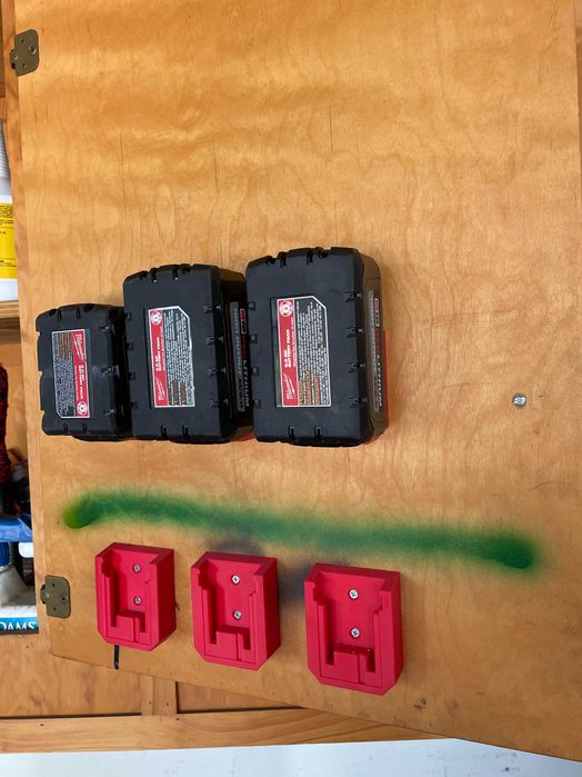 Uchwyt na baterie Milwaukee M18 – mocowanie ścienne | Druk 3D