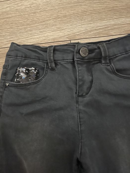 George czarne jeansy z cekinami rozmiar 116-122cm.