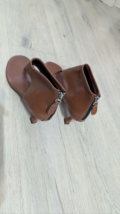 Босоніжки на підборах 42