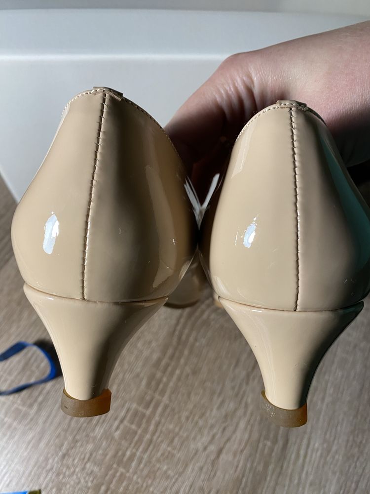 Kachorovska бежеві туфлі човники натуральна лакована шкіра розмір 40