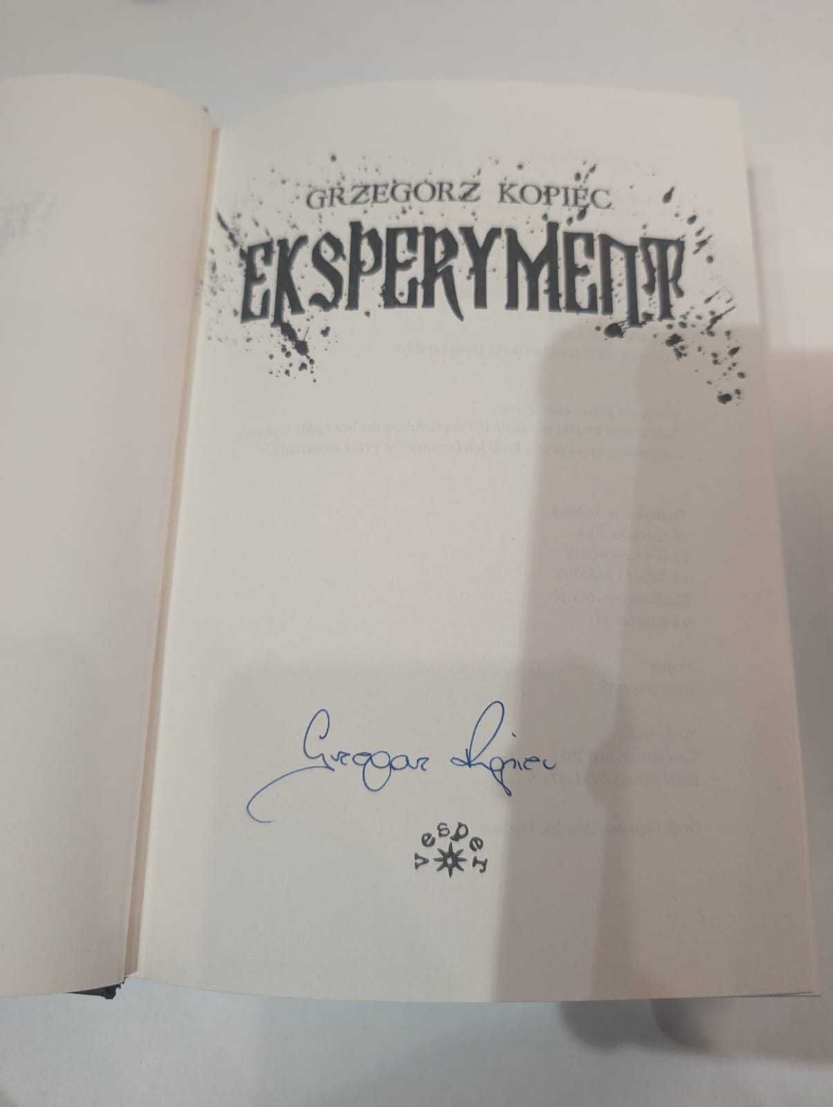Eksperyment Grzegorz Kopiec z autografem autora