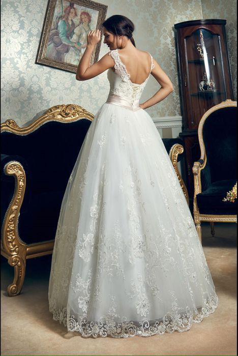 Весільна сукня дизайнера Daria Karlozi з розкішним мереживом