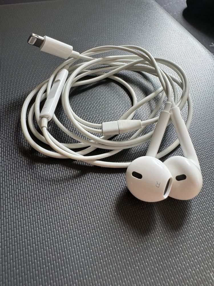 Навушники вкладиші дротові Apple EarPods with Mic Lightning