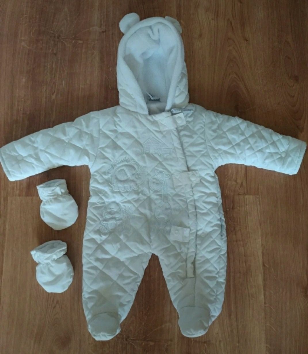 Biały zimowy kombinezon dla niemowlaka 0-3 miesięcy