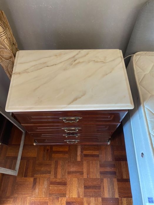 Cama de corpo e meio e mesa de cabeceira