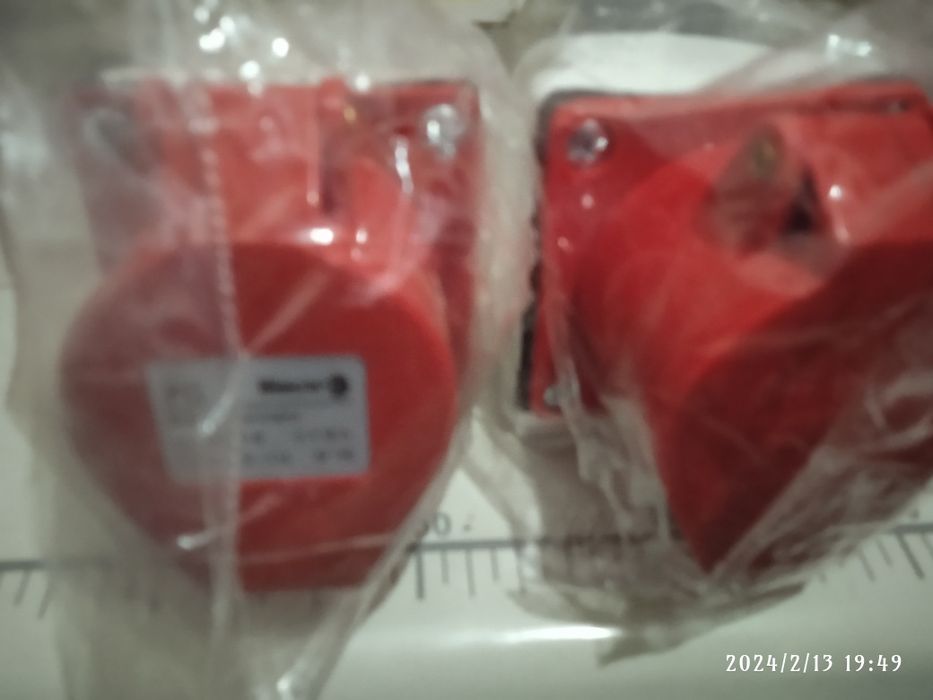 Розетка трифазна настінна