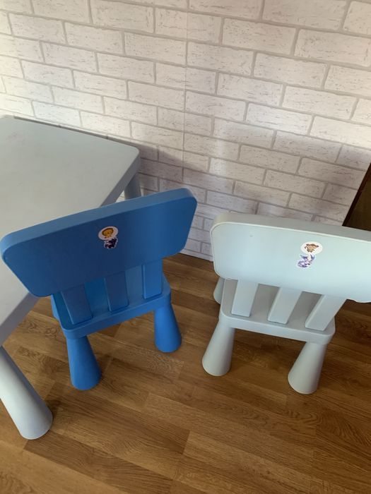 Stolik i dwa krzesełka  ikea dla dziecka