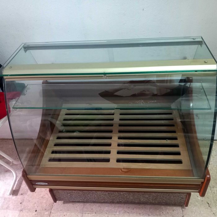 Montra/ vitrine para venda de pão