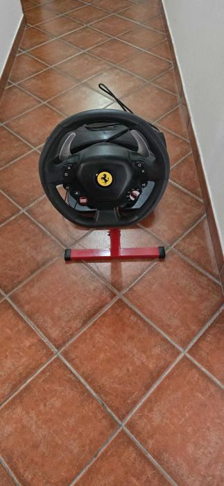 Volante e pedais com suporte