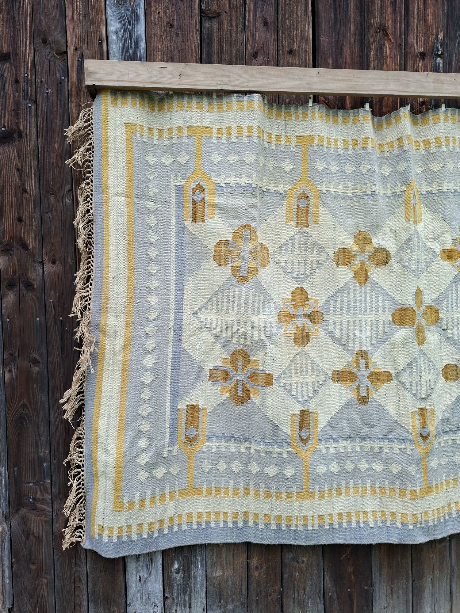 Stary kilim z geometrycznym wzorem
