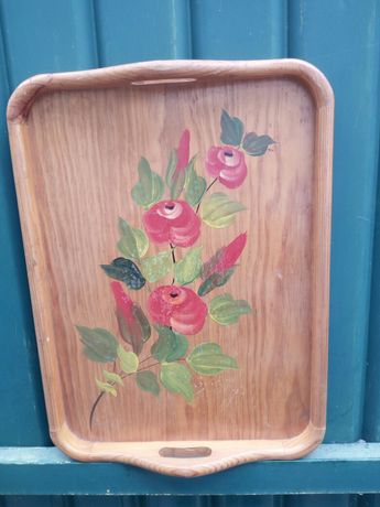 Tabuleiro em madeira com pintura floral