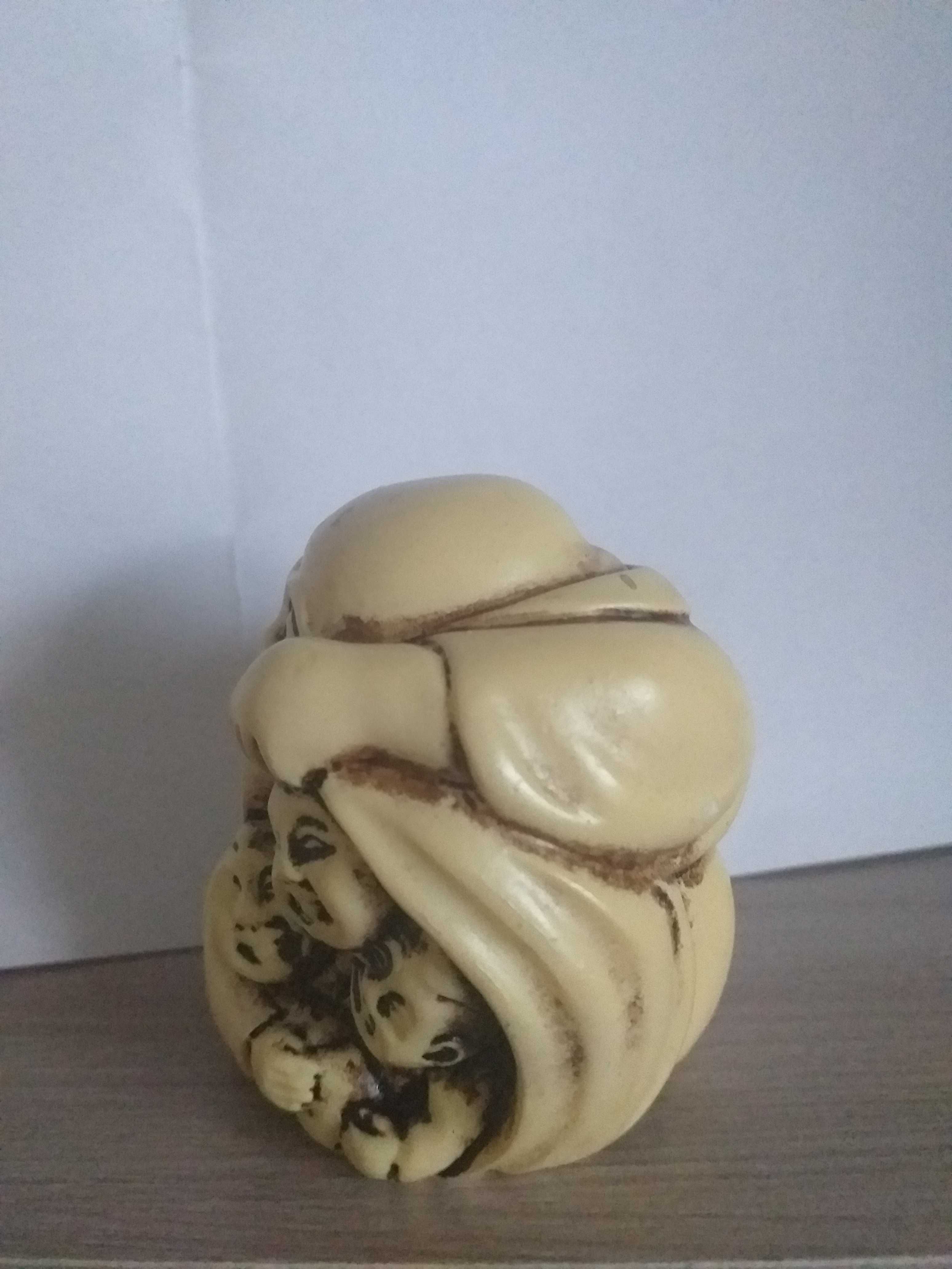 Figurki z hebanu i masy lakowej