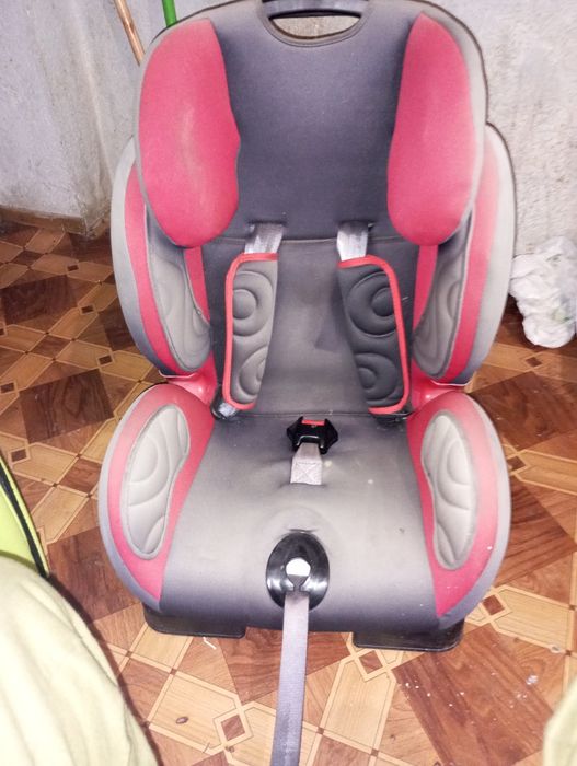Дитяче крісло в машину