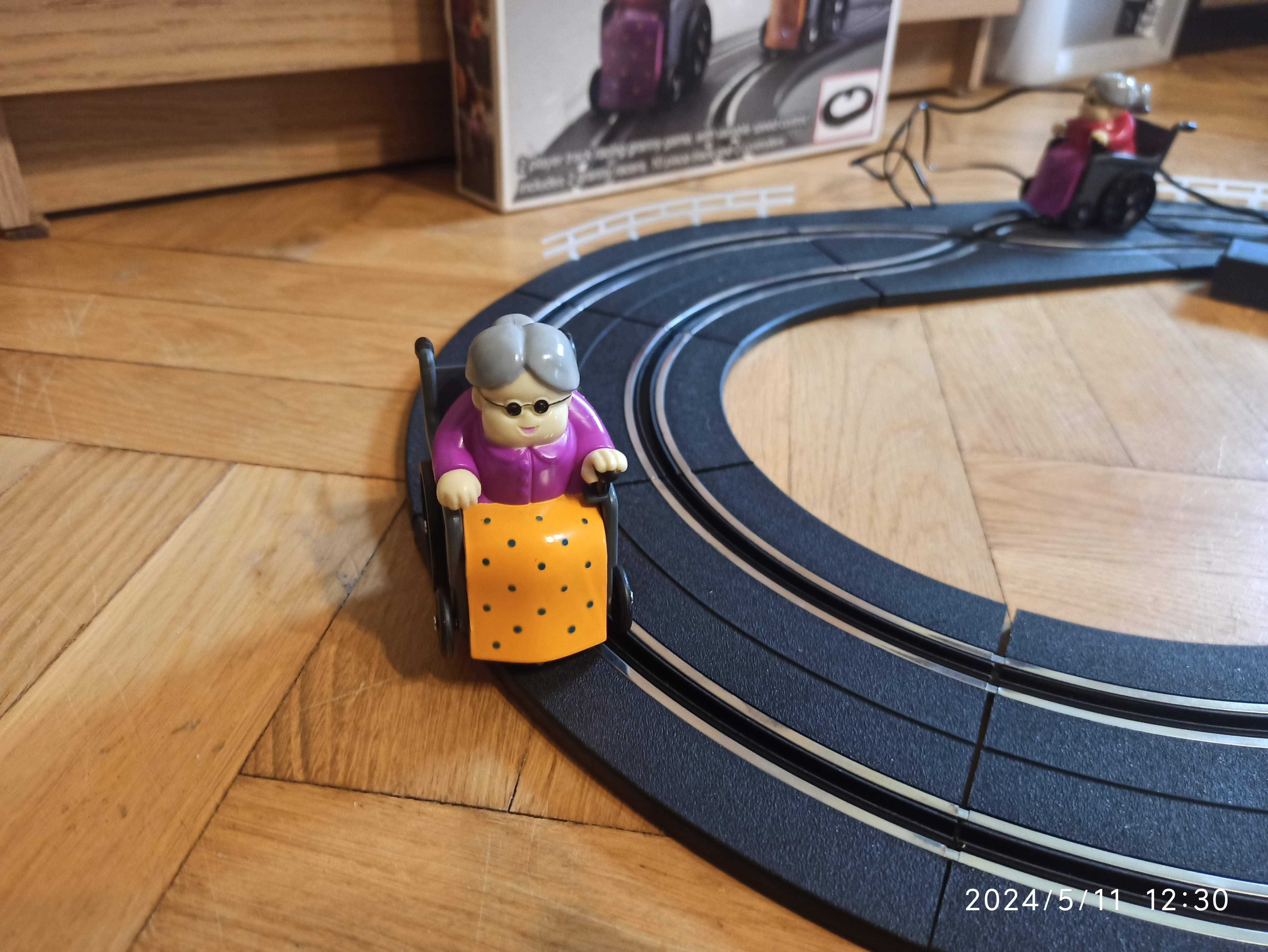 Tor wyścigowy na baterie z babciami na wózkach  GRANNY RACING